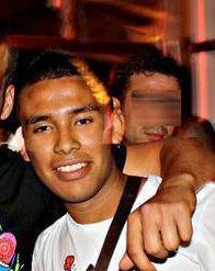 Davide in un momento felice con gli amici Il ragazzo aveva 16 anni