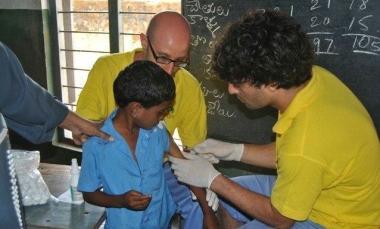 Vaccinazione di un bambino nellambulatorio in India 