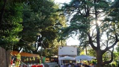 L’esterno del locale con i giochi e le altre attività