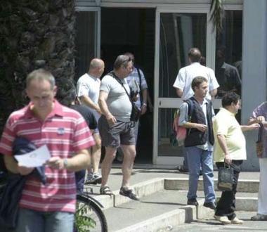 Operai alluscita dalla fabbrica alla fine del turno 