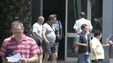 Operai all’uscita dalla fabbrica alla fine del turno