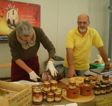 Un banco allinterno del mercato biologico a Venturina 