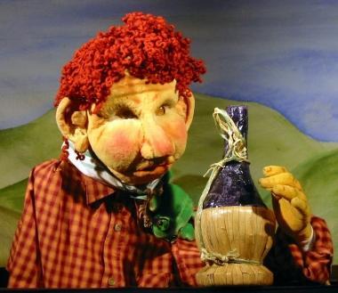 Un pupazzo di gommapiuma protagonista del teatrino  