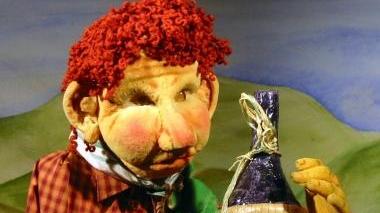 Un pupazzo di gommapiuma protagonista del teatrino