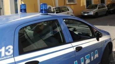 Una pattuglia della polizia mentre effettua controlli sul territorio