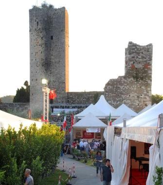 La bandiera rossa della Cgil non sventola pi&ugrave; sulla torre 