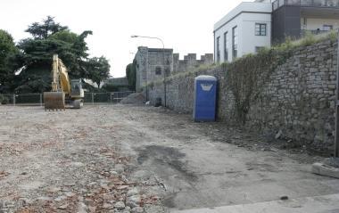 Le mura tornate visibili in piazza S. Marco dopo labbattimento delledificio ex Poste    