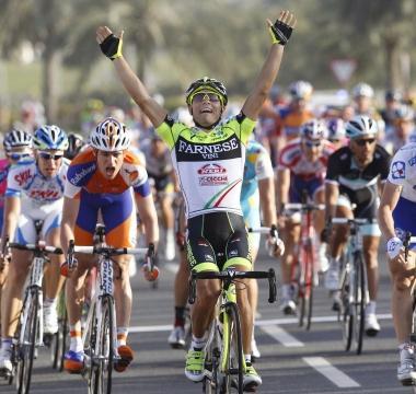 Un arrivo a braccia alzate di Andrea Guardini 