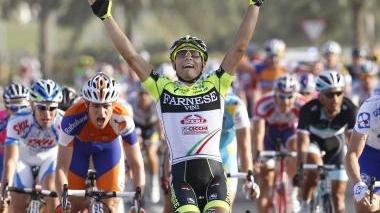 Un arrivo a braccia alzate di Andrea Guardini