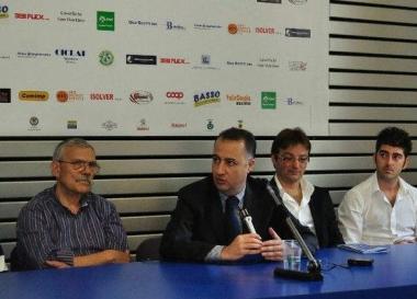 Un momento della presentazione con il sindaco Alberto Ferrini e sotto una passata edizione del Rally  