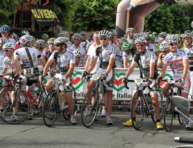 I ciclisti alla partenza in attesa del segnale per il via 