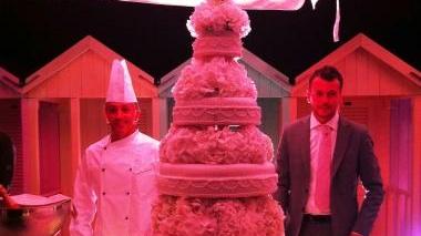 La torta nuziale da sinistra Vincenzo e Antonio Campanale; sopra gli sposi durante la festa al Twiga