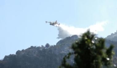 Un intervento con laereo per domare un incendio sui monti pisani        