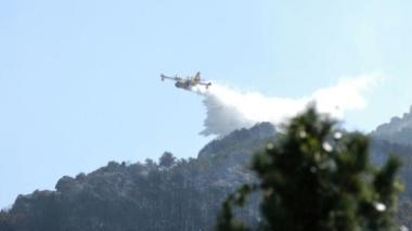Un intervento con l’aereo per domare un incendio sui monti pisani
