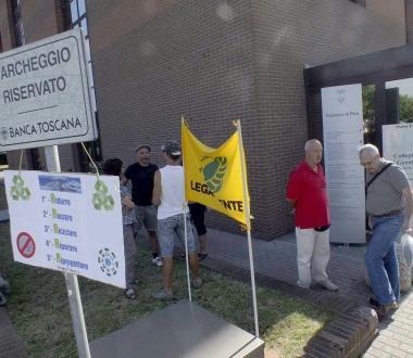 Il presidio ambientalista davanti alla sede della Provincia 
