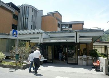 Lingresso dellospedale Cosma e Damiano, in basso il sindaco di Pescia Roberta Marchi  