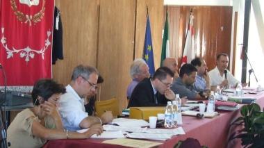 Due momenti del consiglio dei cinque Comuni dell’Alta Valdicecina A sinistra i primi cittadini a destra il pubblico