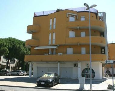 La casa di via Gobetti, sopra la vittima e a destra le fascette con cui fu legata 