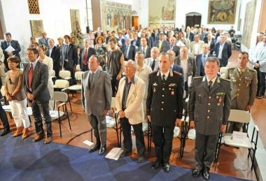 Lassemblea in piedi durante linno di Mameli 