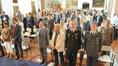 L’assemblea in piedi durante l’inno di Mameli