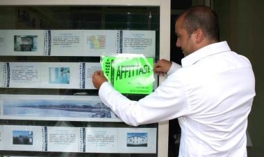 <b>MERCATO ASFITTICO.</b> A sinistra un cartello fuori da unagenzia immobiliare: gli affari non vanno bene Leggermente diverso il trend per le case di guardianaggio dei bagni (foto sopra) 