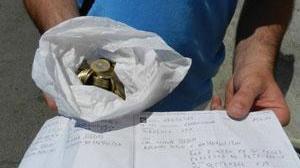 Paga la bolletta con monete da un euro Ma l'impiegato delle Poste rifiuta