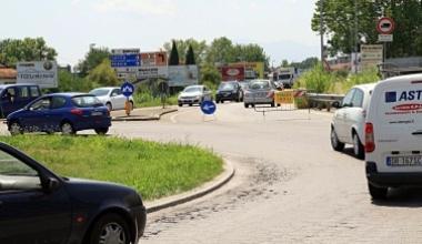 Senso unico in via del Gallo e lavori alla rotonda: caos e proteste
