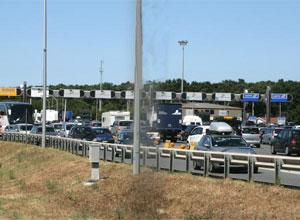 Dieci chilometri di coda sull'A12, acqua agli automobilisti in fila