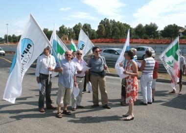 Il presidio organizzato dallIdv allarea di servizio sulla Variante 
