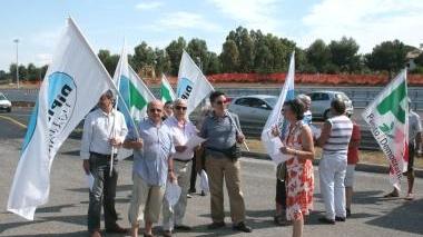 Il presidio organizzato dall’Idv all’area di servizio sulla Variante