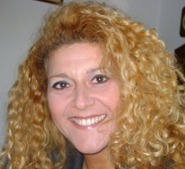 La copertina del libro &laquo;Paura di volare&raquo; e lautrice Nadia Francalacci    