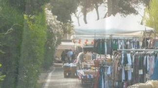 I banchi occupano la maggor parte della sede stradale e non c’è spazio per i mezzi di soccorso