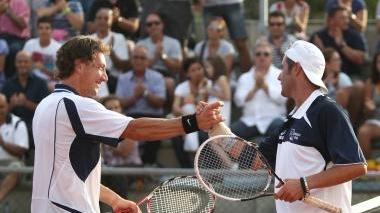 <b>BENVENUTO.</b> Marzio Martelli e Marco Monnecchi alla fine del match