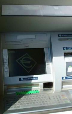 Colla nel bancomat altre accuse ai rumeni