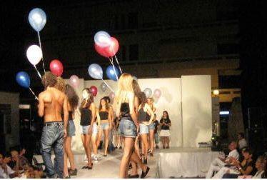 Sfilata di moda sotto le stelle a Marina