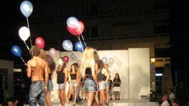 Sfilata di moda sotto le stelle a Marina