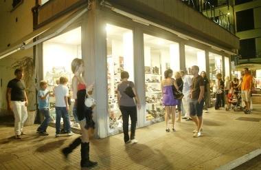 Shopping di sera in citt&agrave; e, a destra, Francesco Sirello 