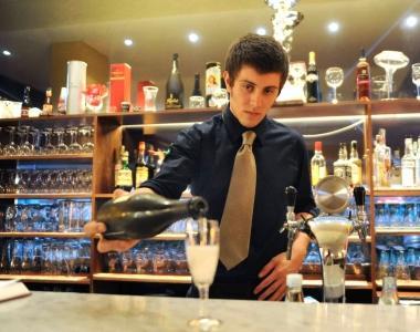 Un cocktail servito al bar 