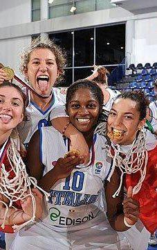 Nene Diene, 19 anni, con la medaglia doro vinta agli Europei 