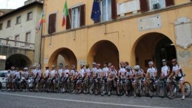 Foto di gruppo davanti al municipio di Cascina per i ciclisti dell’Ac Marcianese
