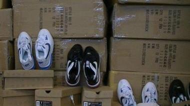 Una parte del carico di “Nike” contraffatte sequestrato dalla Finanza