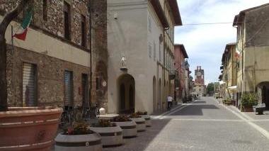 Corso Matteotti con le nuove fioriere e il sindaco Antonelli nel Corso quando è stato eletto