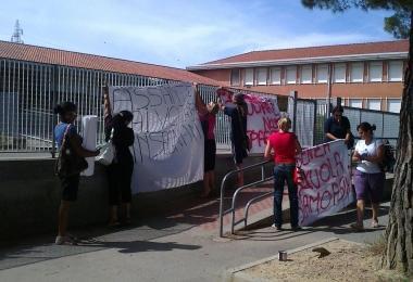 La protesta delle mamme di Guasticce ieri davanti alla segreteria a Stagno 