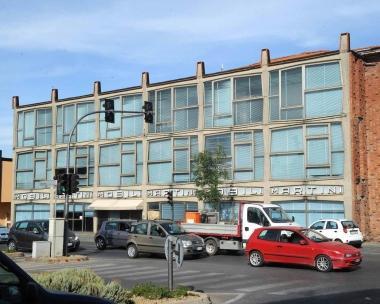 Sopra, una mostra di mobili ormai vuota da tempo A destra lo scheletro di via Montalbano, presente da anni sulla strada principale di Quarrata 
