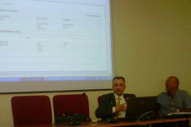 Un momento della presentazione di Elisa allUnione della Valdera Da sinistra Dario Gambino e lassessore Marco Papiani del Comune di Pontedera 