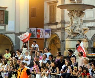 Il pubblico che assiste ai giochi laltra sera in piazza     