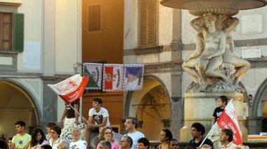 Il pubblico che assiste ai giochi l’altra sera in piazza