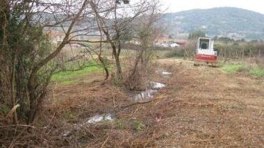 Lavori di bonifica lungo un canale
