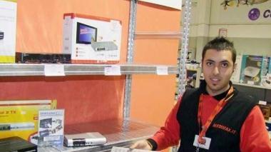 Diversi tipi di decoder per la tv digitale A destra veduta di Piteccio