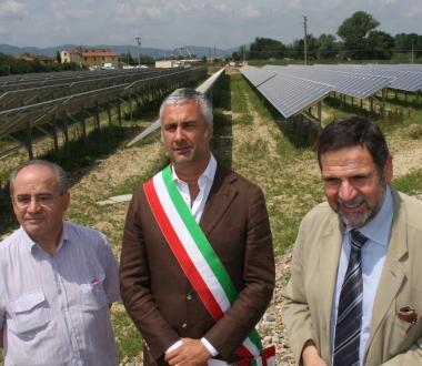 Lassessore Bernocchi (al centro) al taglio del nastro 
